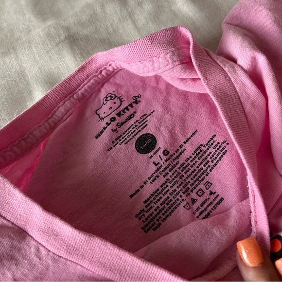 Women’s large cropped strawberry hello kitty tee + BATHANDBODYWORKS !! - Picture 5 of 5